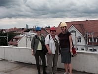 Ute, Ingrid und Ulrike auf dem Dach des Haus 4 (Neubau) mit Blick aufs neue Rathaus. Leider wird dies mal keine Dachterasse.