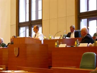 Stadtrat Gunter Müller spricht in Anwesenheit von Staatsminister Thomas Jurk in der Sonder-Ratsversammlung zum Thema Beschäftigungspolitik